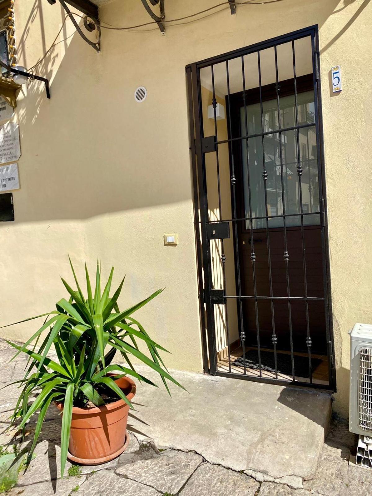 Il Conte Tasso Apartment Палермо Екстериор снимка